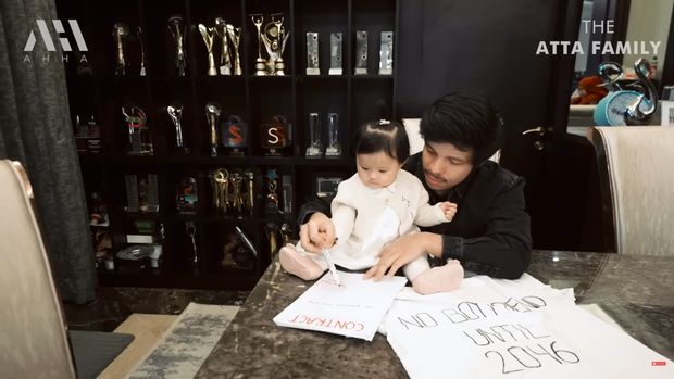 Ameena Tanda Tangan Kontrak Tak Boleh Pacaran sampai Kuliah