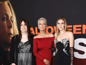 Aktris Ini Bawa Anak Transgender ke Red Carpet, Jadi Sorotan Pakai Dress Aktris Ini Bawa Anak Transgender ke Red Carpet, Jadi Sorotan Pakai Dress