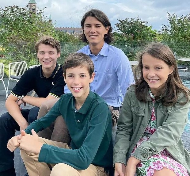 Pangeran Nikolai dan saudaranya kehilangan gelar bangsawan