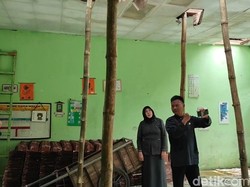 Miris! Atap SDN 1 Sukaratu Tasik Nyaris Ambruk Menimpa Siswa