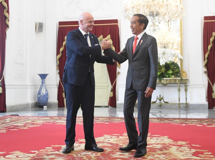 Presiden Joko Widodo (kanan) berjabat tangan dengan Presiden Induk Asosiasi Sepakbola Dunia (FIFA) Gianni Infantino saat bertemu di Istana Negara, Jakarta, Selasa (18/10/2022).  ANTARA FOTO/Hafidz Mubarak A/foc.