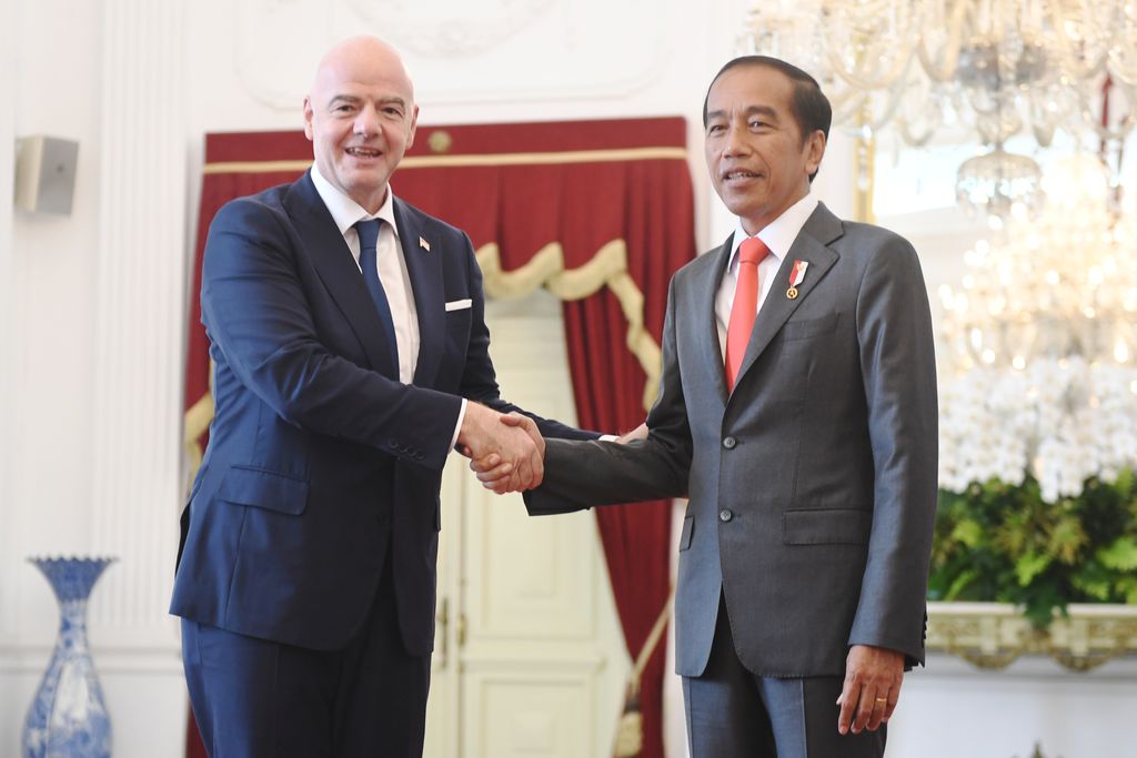Presiden Joko Widodo (kanan) berjabat tangan dengan Presiden Induk Asosiasi Sepakbola Dunia (FIFA) Gianni Infantino saat bertemu di Istana Negara, Jakarta, Selasa (18/10/2022).  ANTARA FOTO/Hafidz Mubarak A/foc.