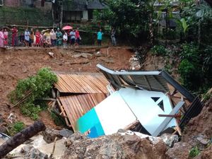 Bangunan PAUD di Lebak Ambruk karena Longsor Bangunan PAUD di Lebak Ambruk karena Longsor