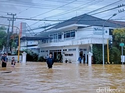 Banjir Trenggalek Paksa Tutup Pertokoan-Perkantoran di Soekarno Hatta