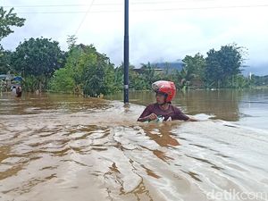 Banjir Trenggalek karena Sungai Tak Mampu Tampung Hujan Intensitas Tinggi Banjir Trenggalek karena Sungai Tak Mampu Tampung Hujan Intensitas Tinggi