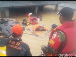 Tak Kenal Lelah, Tim SAR Masih Evakuasi Korban Banjir Trenggalek hingga Malam