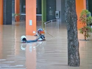 Banjir Setinggi Hampir 1 Meter Lumpuhkan RSUD Trenggalek Banjir Setinggi Hampir 1 Meter Lumpuhkan RSUD Trenggalek