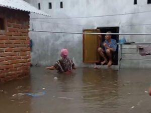 Banjir Sedada Orang Dewasa, 14 KK di Praya Lombok Tengah Mengungsi Banjir Sedada Orang Dewasa, 14 KK di Praya Lombok Tengah Mengungsi
