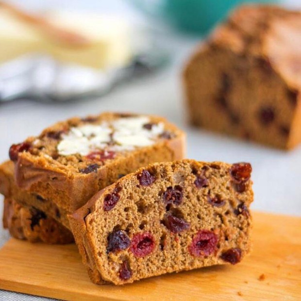 Barmbrack merupakan kue dengan campuran kismis dan buah kering di dalamnya