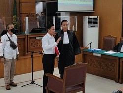 Beda dari Ferdy Sambo dan Putri, Bharada Eliezer Lepas Masker di Sidang