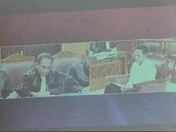 Gerak-gerik Bharada E Saat Dengar Isi Dakwaan di Sidang Perdana