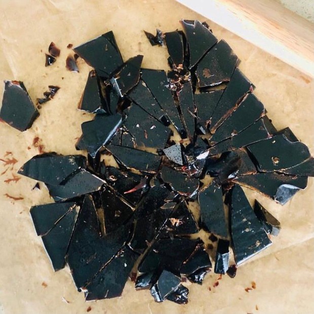 Bonfire Toffee adalah hidangan manis khas Inggris disajikan saat Halloween