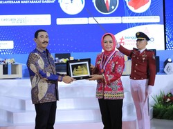 Bupati Tulang Bawang Raih Penghargaan Kartika Pamong Praja dari IPDN