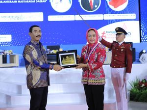 Bupati Tulang Bawang Raih Penghargaan Kartika Pamong Praja dari IPDN Bupati Tulang Bawang Raih Penghargaan Kartika Pamong Praja dari IPDN