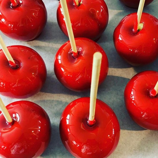 Candy Apple merupakan permen apel yang dilapisi gula cair diseluruh permukaannya