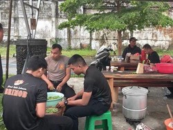 Polda Bikin Dapur Lapangan untuk Ratusan Korban Banjir Jembrana