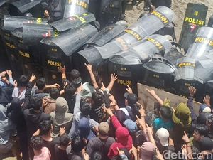 Ricuh Eksekusi Lahan di Enrekang, Warga Lempari Batu dan Balok ke Polisi Ricuh Eksekusi Lahan di Enrekang, Warga Lempari Batu dan Balok ke Polisi