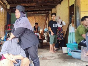 Eksekusi Lahan Sengketa Enrekang, Warga Histeris-Pingsan Rumahnya Dirobohkan Eksekusi Lahan Sengketa Enrekang, Warga Histeris-Pingsan Rumahnya Dirobohkan