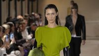 10 Koleksi Victoria Beckham Spring/Summer 2023, Pertamakali Show di Paris