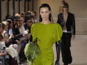 10 Koleksi Victoria Beckham Spring/Summer 2023, Pertamakali Show di Paris