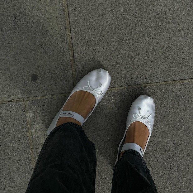 Foto: instagram.com/camillecharriere Ballet flats Miu Miu/