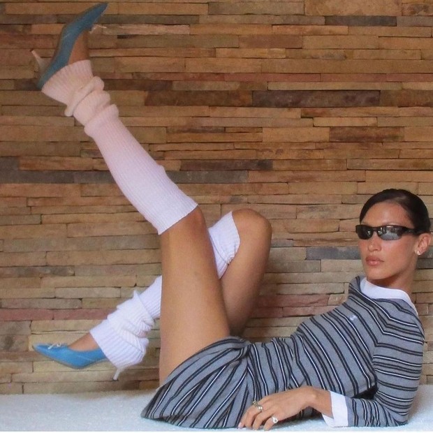 Foto: instagram.com/esinsider Bella Hadid memakai leg warmer/