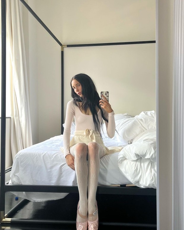 Foto: instagram.com/indyblue_ Gaya balletcore dengan stoking putih dan ballet flats/