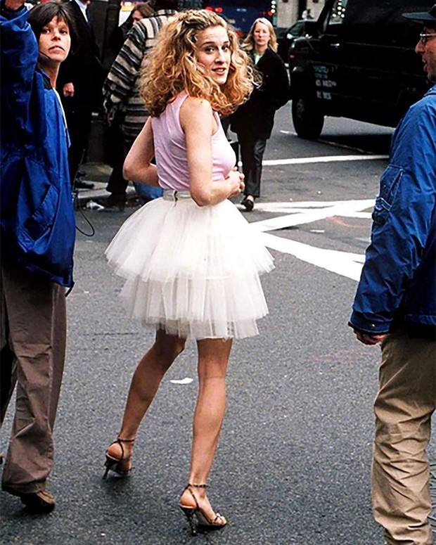 Foto: instagram.com/sexandthecityoutfit Carrie Bradshaw memakai rok tutu di Sex and The City/