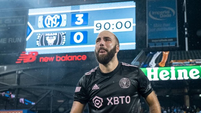 NEW YORK, NY - OCTOBER 17: Gonzalo Higuaín #10 of Inter Miami reacts to losing the Eastern Conference Round One match in the Audi 2022 MLS Cup Playoff against New York City FC and facing his last match of his career before retirement at Citi Field on October 17, 2022 in New York City. (Photo by Ira L. Black - Corbis/Getty Images)