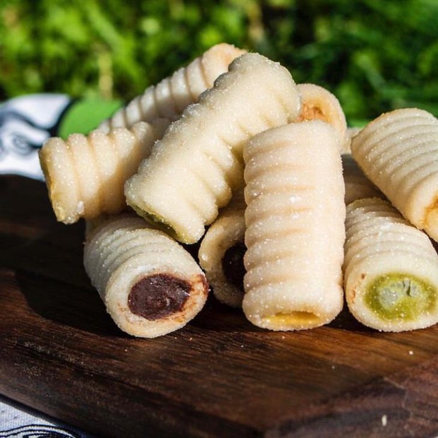 Huesos de Santo merupakan kue berbentuk panjang dengan isian di dalamnya