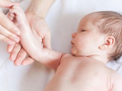 Muncul Kemerahan Seperti Ruam di Pundak Bayi, Apa yang Harus Dilakukan Dok?