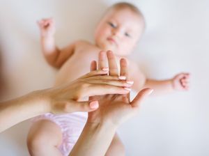 4 Manfaat Baby Oil untuk Bayi dan Orang Dewasa