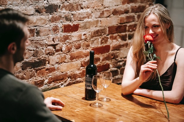 Suasana yang romantis seperti makan malam berdua dengan pemandangan alam yang indah bisa mendukung kesuksesan Kokuhaku Foto: pexels.com/katerina-holmes