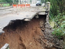 Akses ke RSUD Kota Bogor Masih Ditutup Gegara Longsor di Jembatan Cisadane
