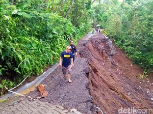 Jalur ke Wisata Gandrung Terakota Banyuwangi Longsor, Akses Terputus Jalur ke Wisata Gandrung Terakota Banyuwangi Longsor, Akses Terputus