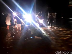 Jalan Nasional Trenggalek-Tulungagung Masih Terendam Banjir, Lalin Tersendat