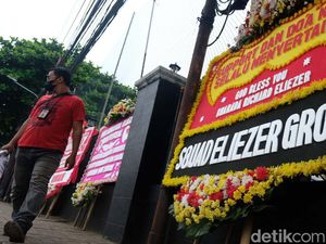 Jelang Sidang, Karangan Bunga Dukungan ke Bharada E Mejeng di PN Jaksel