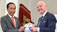 18 Oktober 2022 jadi momen krusial. Gianni Infantino bertamu ke Istana Negara dan bertemu Presiden Jokowi. Saat itu dipastikan pemerintah bersama FIFA sepakat bahwa Piala Dunia U-20 dapat berjalan dengan baik. (Adek Berry/AFP via Getty Images)  
