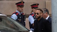 Neymar Jr, dari PSG dan mantan presiden FC Barcelona Sandro Rosell dan Josep Maria Bartomeu bergegas untuk mengikuti persidangan tuduhan penipuan transfer di Barcelona, Catalonia, Spanyol, Senin, (17/10/2022). Seperti diberitakan beberapa waktu lalu, Neymar dituntut oleh perusahaan investasi asal Brasil, DIS. Sebagai pemilik sebagian hak transfer Neymar ke Barcelona pada 2013, mereka komplain karena merasa menerima uang lebih sedikit dari yang telah disepakati. Albert Llop/NurPhoto/Getty Images