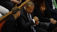Barcelona membayar 57,1 juta euro saat memboyong Neymar dari Santos pada 2013. DIS, yang menginvestasikan 2 juta euro saat Neymar berusia 17 tahun, mendapat 40 persen dari bagian sisa transfer 17,1 juta euro yang didapat Santos. Sementara Neymar Sr. mendapat 40 juta euro. Nah, DIS merasa nilai transfer Neymar lebih besar dari yang dipublikasikan. Pengacara DIS mengklaim nilai Neymar mencapai 60 juta euro. 