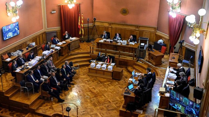 Kala Neymar Jalani Sidang Tuduhan Penipuan Transfer This photograph shows a general view of the courtroom as Paris Saint-Germain's Brazilian forward Neymar (Front, 3rd-L) attends the opening audience with his father Brazilian former footballer Neymar Senior (4th-L) and others at the courthouse in Barcelona on October 17, 2022, on the first day of their trial. - With the World Cup barely a month away, Brazilian superstar Neymar goes on trial in Spain over alleged irregularities in his transfer to Barcelona nearly a decade ago. The 30-year-old was acompanied by his parents, who are also in the dock on corruption-related charges over his 2013 transfer from the Brazilian club Santos. (Photo by Josep LAGO / AFP) (Photo by JOSEP LAGO/AFP via Getty Images)