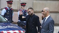 Neymar tak sendirian terseret dalam kasus ini. Perusahaan keluarganya, N&N, juga ikut kena, bersama dengan ayah dan ibunya. Selain itu, mantan manajer Santos Odilio Rodrigues, serta Sandro Rosell dan Josep Maria Bartomeu yang dulu menjabat sebagai presiden dan wakil presiden Barcelona juga terseret. AP/Joan Mateu Parra