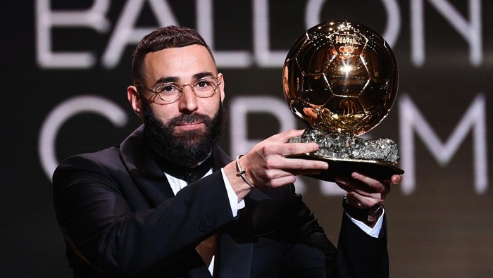 Real Madrids French forward Karim Benzema receives the Ballon dOr award during the 2022 Ballon dOr France Football award ceremony at the Theatre du Chatelet in Paris on October 17, 2022. (Photo by FRANCK FIFE / AFP) (Photo by FRANCK FIFE/AFP via Getty Images)