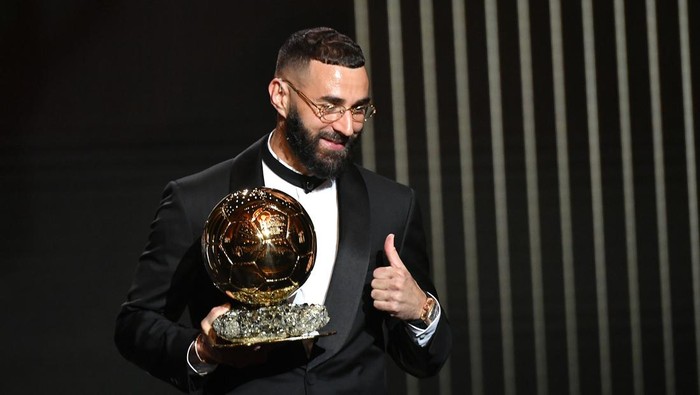 PARIS, FRANCE - OCTOBER 17: Karim Benzema receives the Ballon dOr award during the Ballon DOr ceremony at Theatre Du Chatelet In Paris on October 17, 2022 in Paris, France. (Photo by Aurelien Meunier/Getty Images)