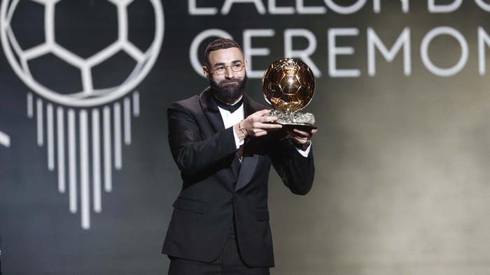Soccer Football - 2022 Ballon dOr - Chatelet Theatre, Paris, France - October 17, 2022
Real Madrids Karim Benzema after winning the Ballon dOr REUTERS/Benoit Tessier