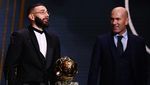 Senyum Lebar Zidane di Samping Benzema yang Raih Ballon dOr