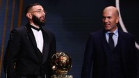 Zidane bukan cuma berasal dari Prancis, negara yang sama dengan Benzema, tapi juga pernah melatihnya di Real Madrid. Pantas saja senyum lebar terus diperlihatkan Zizou. Foto: AFP via Getty Images/FRANCK FIFE