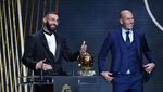 Senyum Lebar Zidane di Samping Benzema yang Raih Ballon dOr