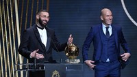 Sejak Zidane di tahun 1998, Benzema juga menjadi pesepakbola Prancis pertama yang meraih Ballon dOr. Foto: Getty Images/Aurelien Meunier