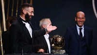Buat Benzema, Zidane juga menjadi salah satu mentornya di sepakbola. Foto: AFP via Getty Images/FRANCK FIFE